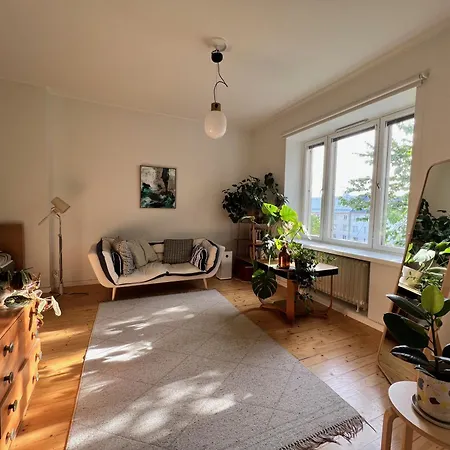 Ac Unit, Wi-fi , Top-floor, 10min To Centre With Metro, 47m2 In Trendy Kallio *