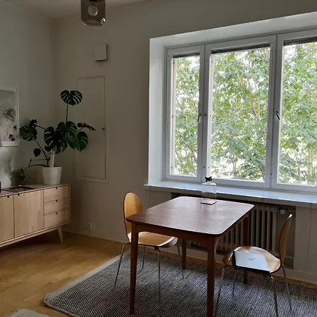 Appartement On Airport Bus Route, Top-floor, 150m To Metro And 24h Grocery Store, 47m2 In Trendy Kallio Helsinki