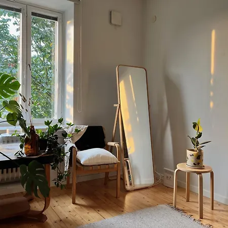 On Airport Bus Route, Top-floor, 150m To Metro And 24h Grocery Store, 47m2 In Trendy Kallio Appartement