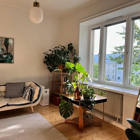 Apartamento On Airport Bus Route, Top-floor, 150m To Metro And 24h Grocery Store, 47m2 In Trendy Kallio