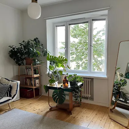 On Airport Bus Route, Top-floor, 150m To Metro And 24h Grocery Store, 47m2 In Trendy Kallio Appartement