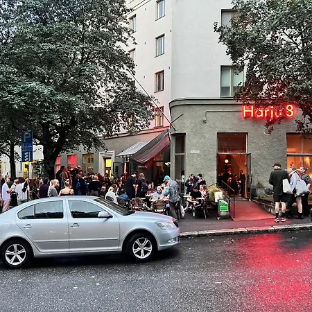 On Airport Bus Route, Top-floor, 150m To Metro And 24h Grocery Store, 47m2 In Trendy Kallio Helsínquia