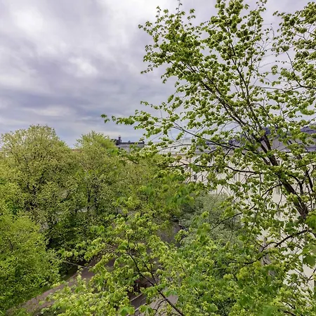 Ac Unit, Wi-fi , Top-floor, 10min To Centre With Metro, 47m2 In Trendy Kallio *