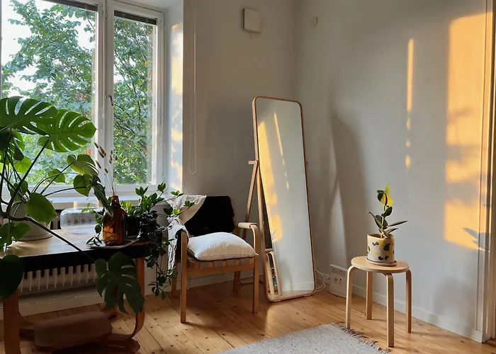 On Airport Bus Route, Top-floor, 150m To Metro And 24h Grocery Store, 47m2 In Trendy Kallio Appartement