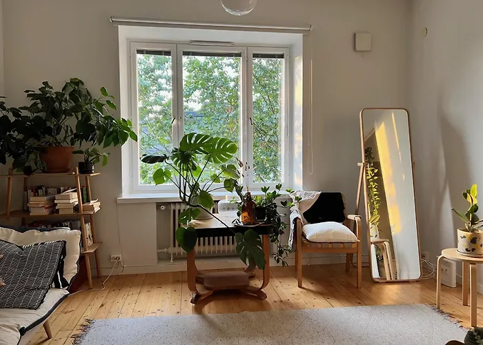 On Airport Bus Route, Top-floor, 150m To Metro And 24h Grocery Store, 47m2 In Trendy Kallio Appartement *