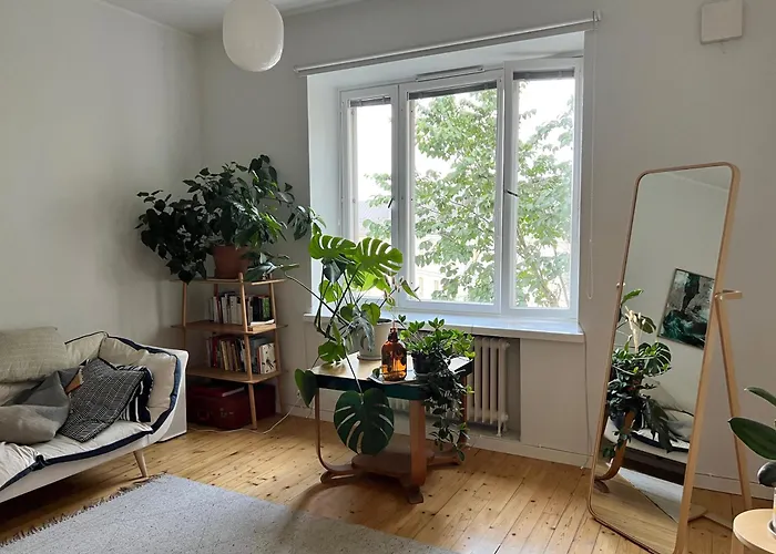 On Airport Bus Route, Top-floor, 150m To Metro And 24h Grocery Store, 47m2 In Trendy Kallio Appartement